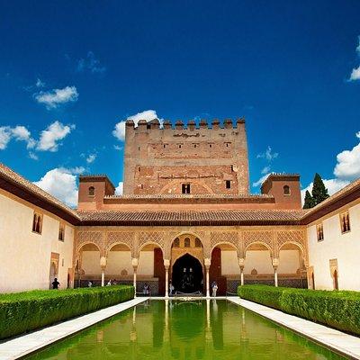 Alhambra & Generalife Skip the line Small Group including Nasrid Palaces