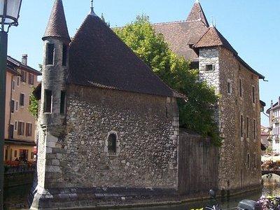 Pérouges & Annecy Private Day Trip with Food Tasting from Lyon