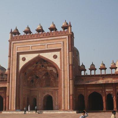 Guided Fatehpur Sikri & Abhaneri Tour From Agra To Jaipur By Car 