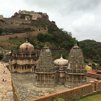 One Way Kumbhalgarh Fort and Jain Temple Tour from Udaipur to Jodhpur