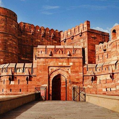 Skip-the-Line: Agra Fort Entrance Ticket with Guided Tour