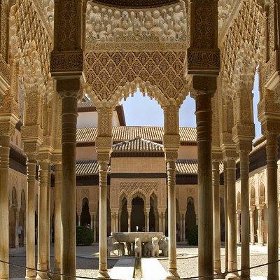 Alhambra Private/Small Group Tour & Nasrid Palaces Skip the Line