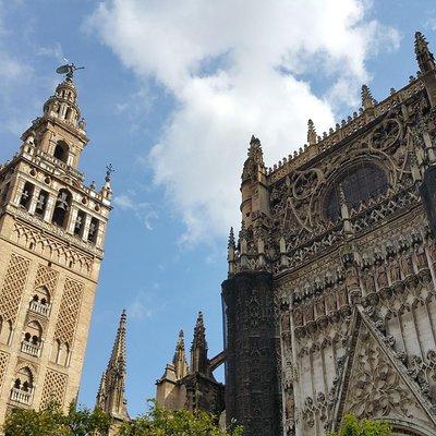 Alcazar and Cathedral & Giralda of Seville. Skip The Line! Includes access tickets