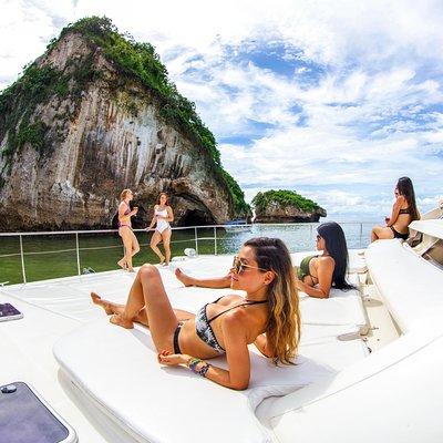 Luxury Yacht & Snorkel Retreat with Premium Open bar and lunch