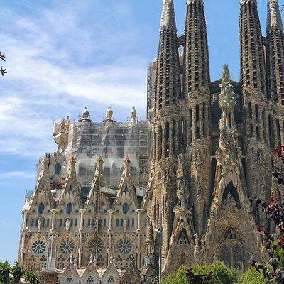 Sagrada Familia: Fast Track Guided Tour with optional Tower