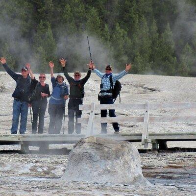 6-Mile Geyser Hiking Tour in Yellowstone with Lunch