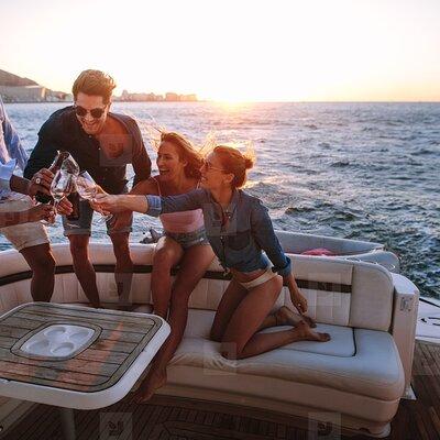 Cabo Arch Sunset Private Yacht Tour plus Dinner and Drinks