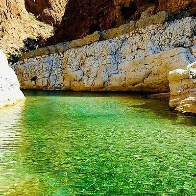 Private Full-Day Wadi Shab and Bimmah Sinkhole Tour