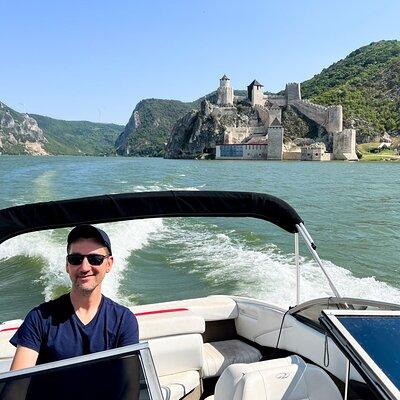 From Belgrade: Golubac fortress & 1h Iron Gate Speed Boat Ride