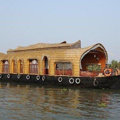 3 Nights 4 Days Munnar Alleppey Private Tour with Exclusive Houseboat Stay