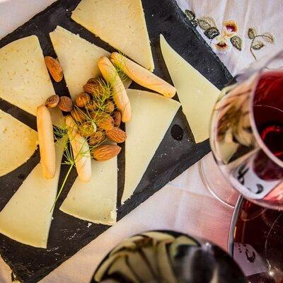 Santiago de Compostela: Cheese and Wine Tasting Experience