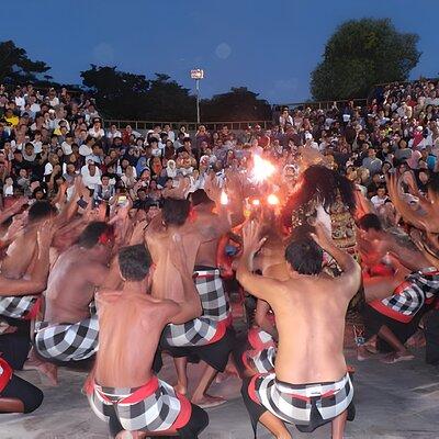 Uluwatu Sunset,Kecak Dance and Diner Seafood In Jimbaran