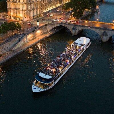 Paris Gourmet Dinner Seine River Cruise with Singer and DJ Set