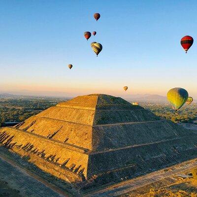 Balloon Flight over Teotihuacan with Breakfast and Pyramids Tour