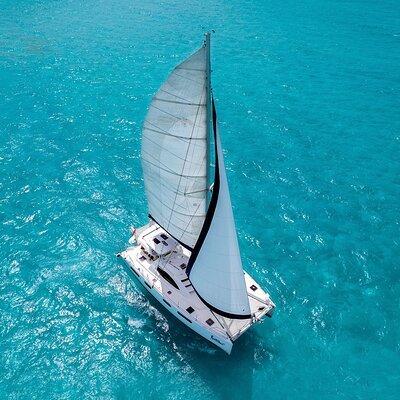 Isla Mujeres Luxury Catamaran Sailing plus Lunch and Open Bar