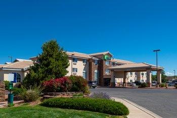 Holiday Inn Express & Suites