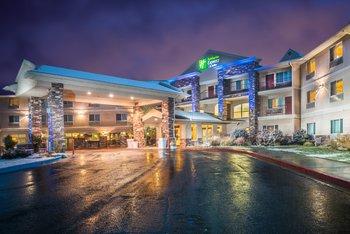 Holiday Inn Express Hotel & Suites