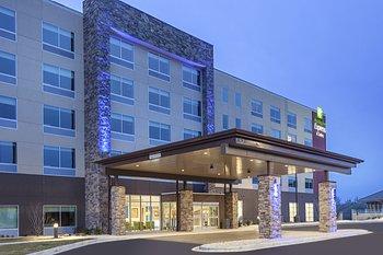 Holiday Inn & Suites Farmington Hills - Detroit NW